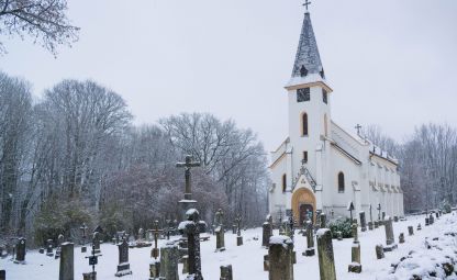Kostel a hřbitov v zaniklé vesnici Zadní Zvonková