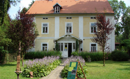 Památník K. Čapka ve Staré Huti