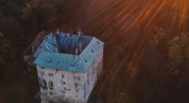 Zlatá hodinka nad hradem Houska... ⚜️ Věděli jste, že je…