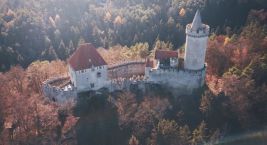 Krásný hrad Kokořín, který se tyčí na jednom z pískovcových…