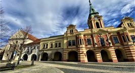 Jak se jmenuje náměstí v Mělníku, kde stojí tato úchvatná…