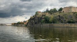 Nejen Vyšehrad, ale i Vyšehradská skála jsou opředeny řadou…
