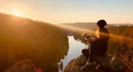 🌅 Každý den jiný, ale vždycky kouzelný...
Nad řekou je…