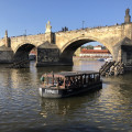 Už jste si prohlédli Karlův most z vodní hladiny? Projížďka lodí po řece Vltavě může být okouzlující.💙
.
.
.
 …