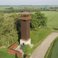 Rozhledna ve tvaru strážní věže mimo dosah turistických tras. 🙌

Rozhledna Hradišť dosahuje výšky 19 m. 🔝 Je to…