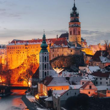 Nade vším tady vévodí (opravdu vévodí, a to po vévodech Eggenberských) tamhle nahoře zámek a hlavně věž, jedna z…