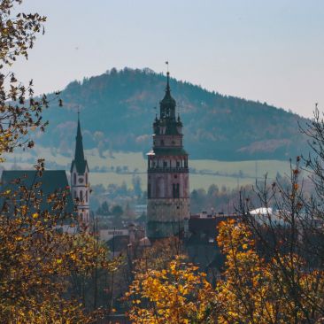 Podzim Českému Krumlovu sluší, co říkáte? 💙🍂🍁
Vyhlídka Vyšehrad ➡️ https://www.jiznicechy.cz/turisticke-cile/1804…