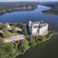 Orlický zámek, vystavěný na skalnatém ostrohu nad řekou Vltavou, dříve připomínal opravdu orlí hnízdo. Po zatopení…