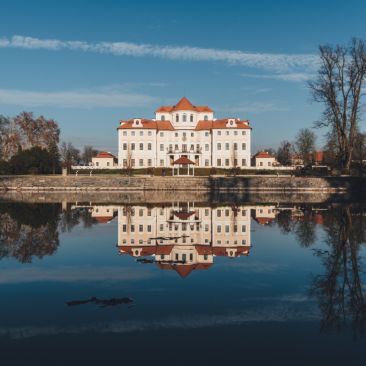 🏰✨ Zámek Liblice: Klenot Českého baroka! 🌳🌹
Zámek Liblice není jen historickou památkou, ale také místem pro odpočinek…