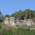 Devítimetrové skulptury 🗿 sochaře Václava Levého, skalní reliéfy a umělá jeskyně. 👀

Neobvyklé, devět metrů vysoké…