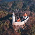 Znáte Kokořín? 🤓
Tento malebný hrad nechal pravděpodobně postavit velmož Hynek Berka z Dubé v první polovině 14.…