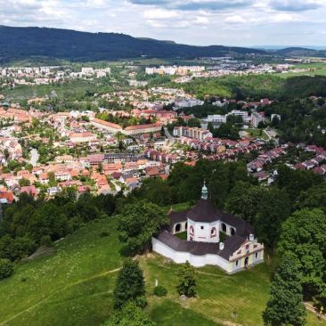 Poutní areál na Křížové Hoře
nad Českým Krumlovem 🏰
Barokní poutní areál na Křížové hoře nad Českým Krumlovem je…