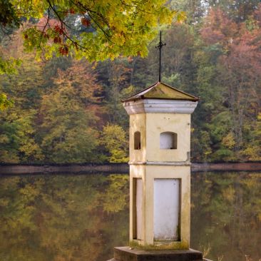 Podzim nám stále hraje všemi barvami a my jsme si dnes užili nádherný den na soutoku Vltavy a Lužnice. 🍂🍁
 #rekavltava …