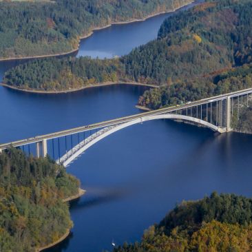 Unikátní jednoobloukový most přes Vltavu. 💙
Orlickou přehradu překlenují vcelku unikátní mosty. 👍 Jejich mostní…