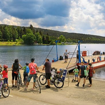 Převoz auta, kola nebo jen vás samotných, je možnost, když potřebujete na druhý břeh Lipna. ⛴ Není to jen zkratka na…