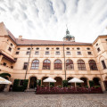 Pozoruhodný barokní zámek Mělník, sídlo prastarého šlechtického rodu knížat z Lobkowicz, stojí nad soutokem Labe a…