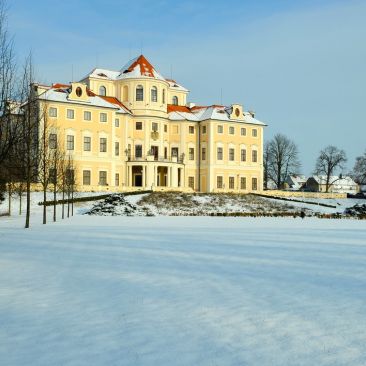 Zámek Liblice pod bílou peřinou vypadá krásně. Snad to letos takto ještě uvidíme. 🤩❄
#rekavltavaig #rekavltava …
