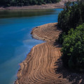 Postupné snižování hladiny, na Orlické přehradě, vytváří krásnou podívanou. 💙 Pochlubte se, kdo taky neodolal a…