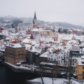🏰✨Uličky plné kamenných domů s pestrobarevnými fasádami, historický zámek nad řekou Vltavou a malebné náměstí obklopené…