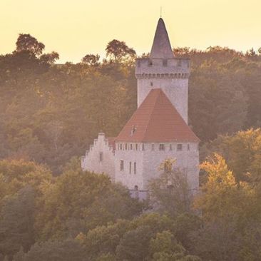 Hrad Kokořín se vypíná v pískovcových skalách Kokořínského dolu nad údolím říčky Pšovky. Velmi přitažlivou krajinu…