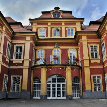 Zámek Čimelice 🏰 s komplexem budov a rozsáhlým parkem 🌳.
V současné době je zámek vybydlený a je využíván jen k…